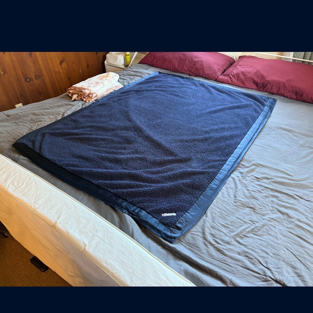 Giraffe At Home Blanket - Navy - Picture 6 of 8